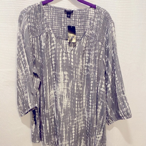 NEW✨TORRID Grey & White Crepe Smocked Blouse - Picture 3 of 11